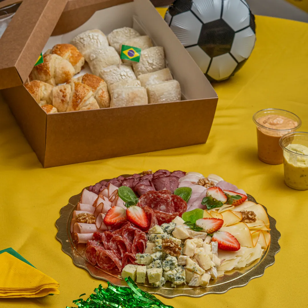 Party Box Tábua de Frios e Pãezinhos